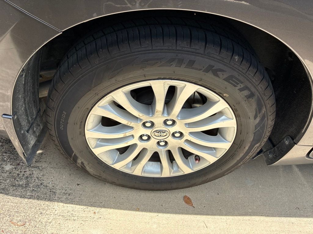 2013 Toyota Sienna XLE 8 Passenger