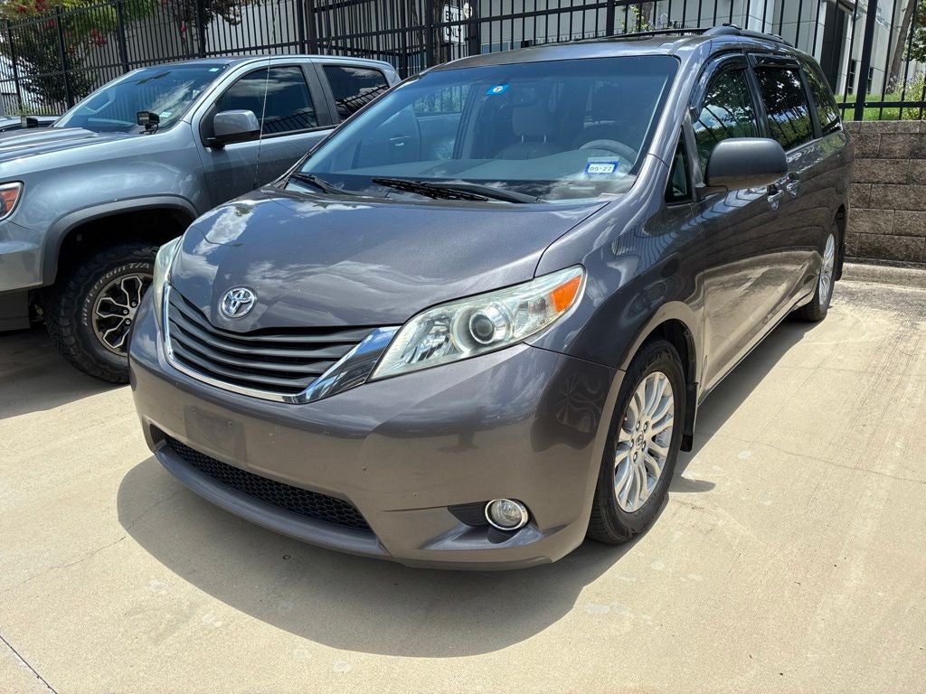 2013 Toyota Sienna XLE 8 Passenger