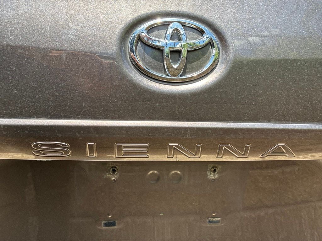 2013 Toyota Sienna XLE 8 Passenger