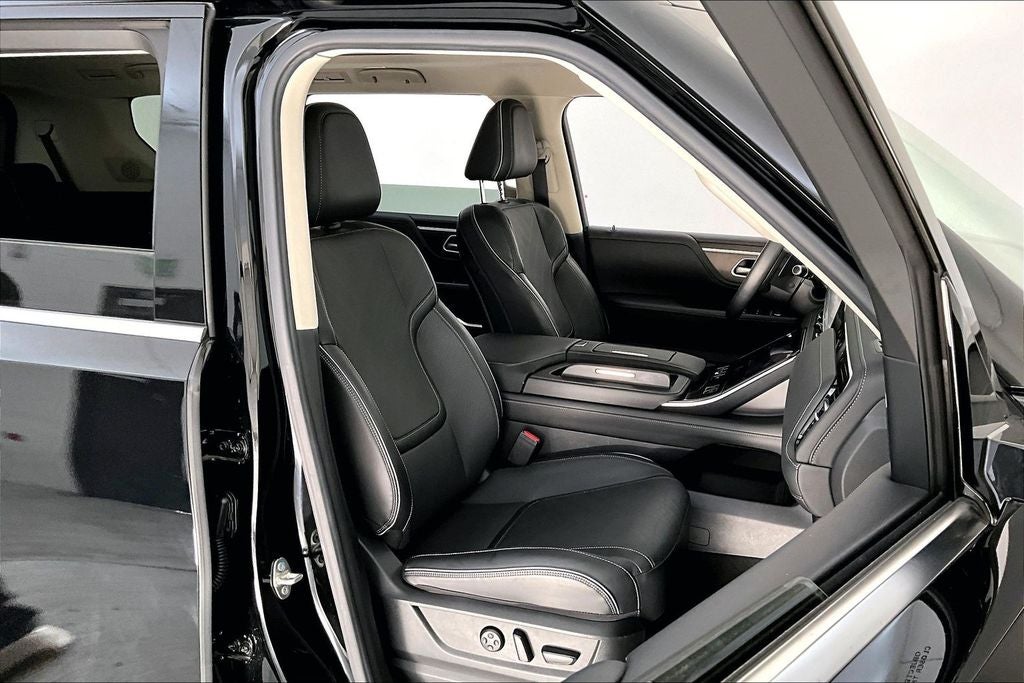 2025 INFINITI QX80 LUXE