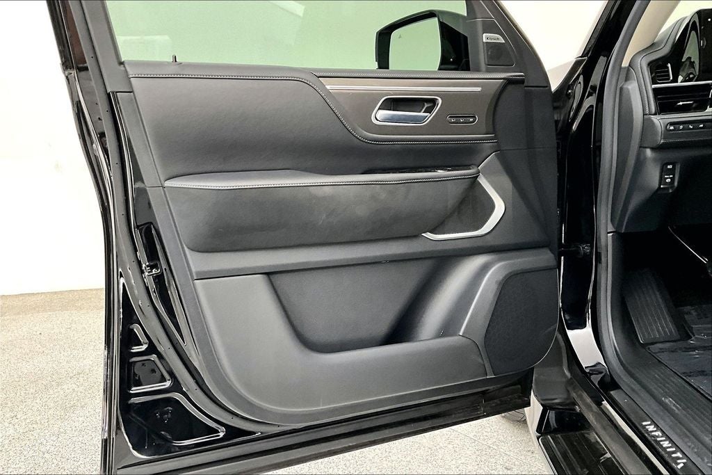 2025 INFINITI QX80 LUXE