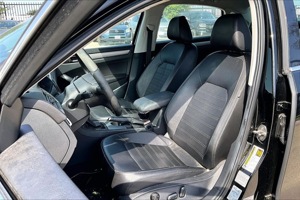 2015 Volkswagen Passat 1.8T SE w/Sunroof/Nav