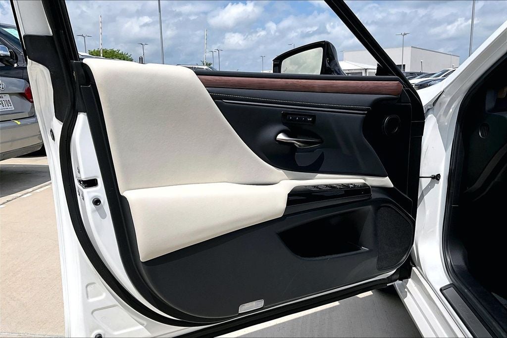2025 Lexus ES 300h