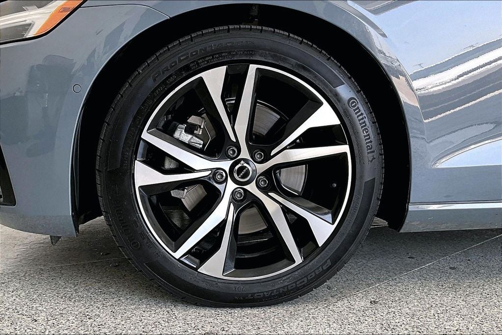 2024 Volvo S60 B5 Plus Dark Theme