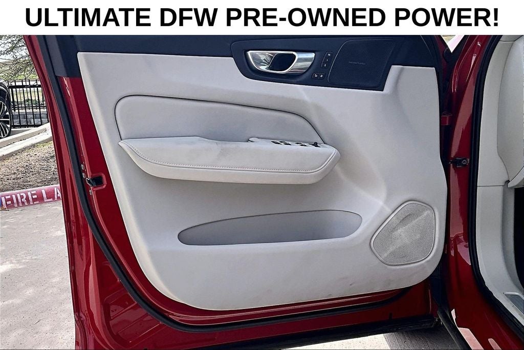 2024 Volvo XC60 B5 Ultimate Dark Theme