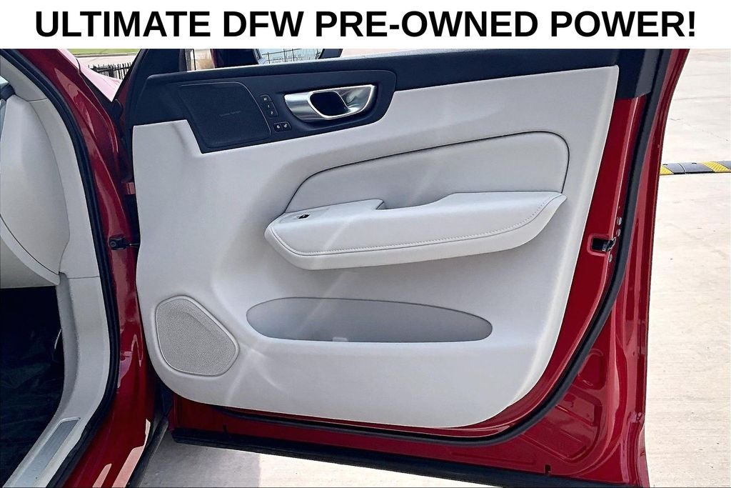 2024 Volvo XC60 B5 Ultimate Dark Theme