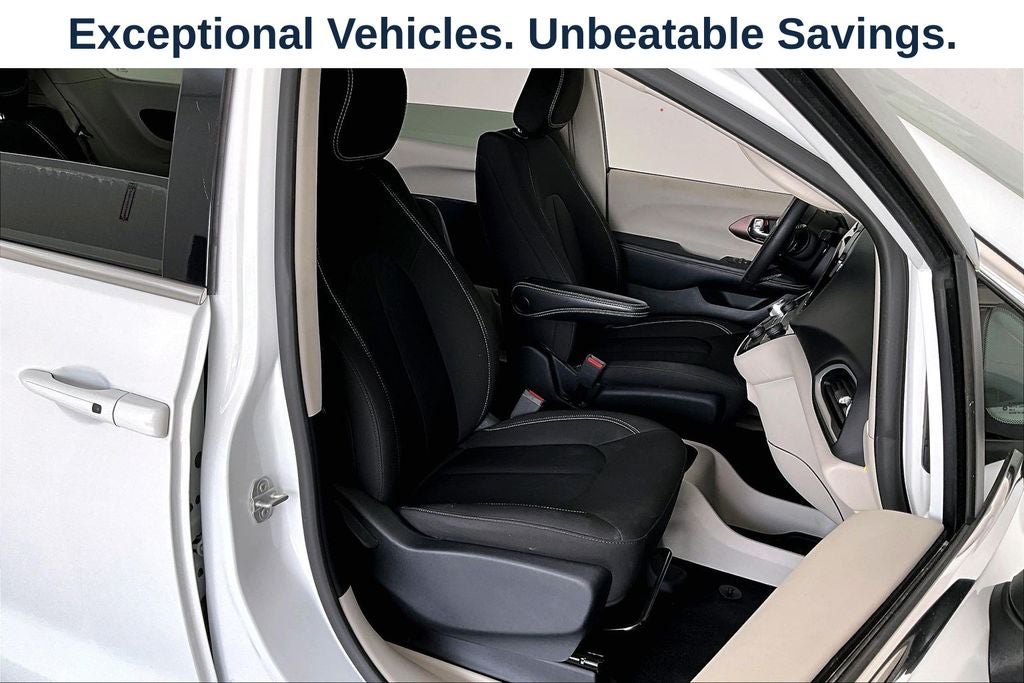 2023 Chrysler Voyager LX