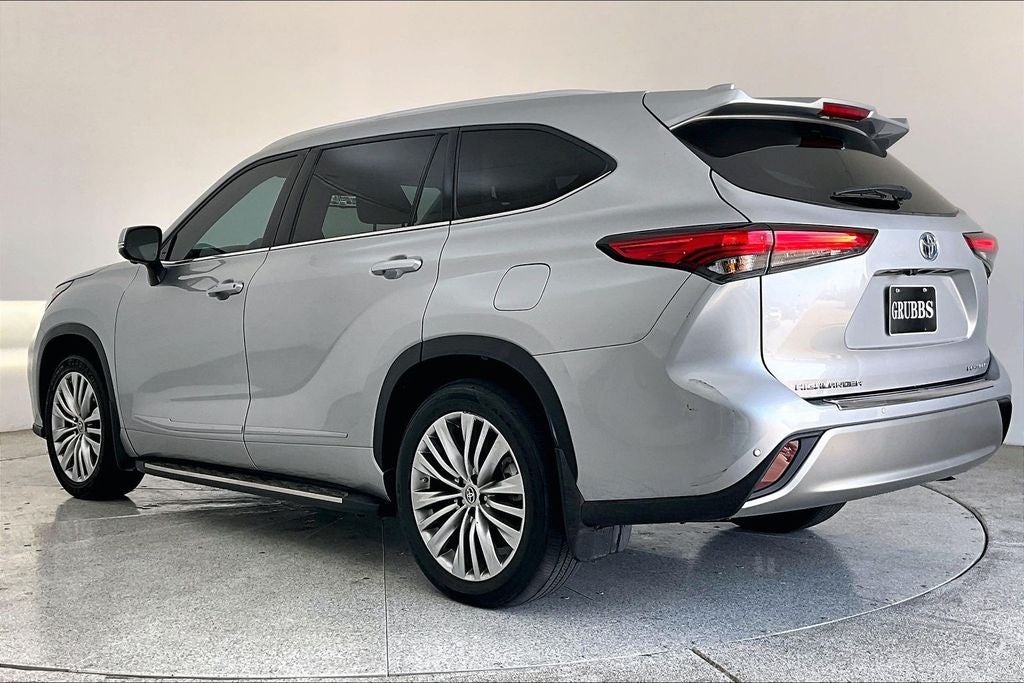 2023 Toyota Highlander Hybrid Platinum