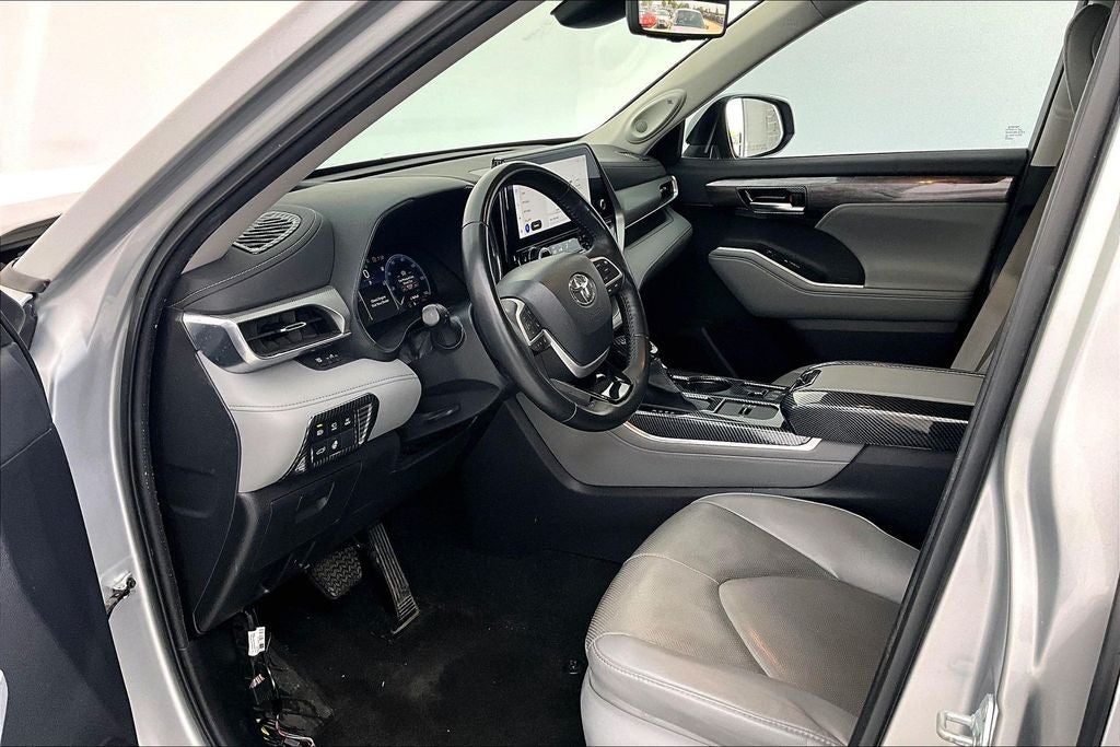 2023 Toyota Highlander Hybrid Platinum