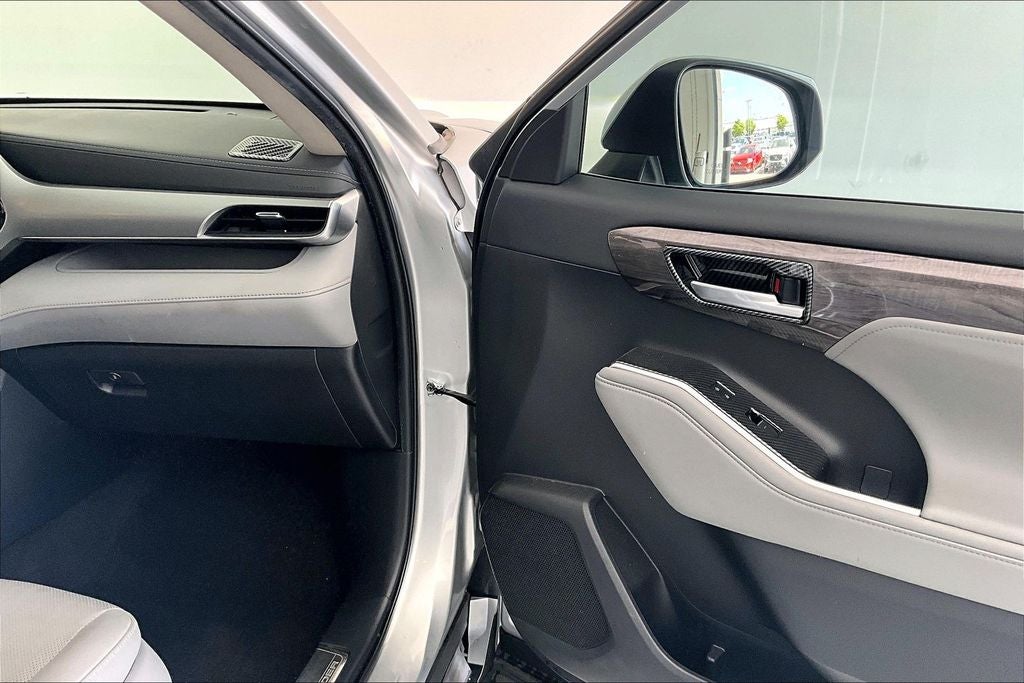 2023 Toyota Highlander Hybrid Platinum