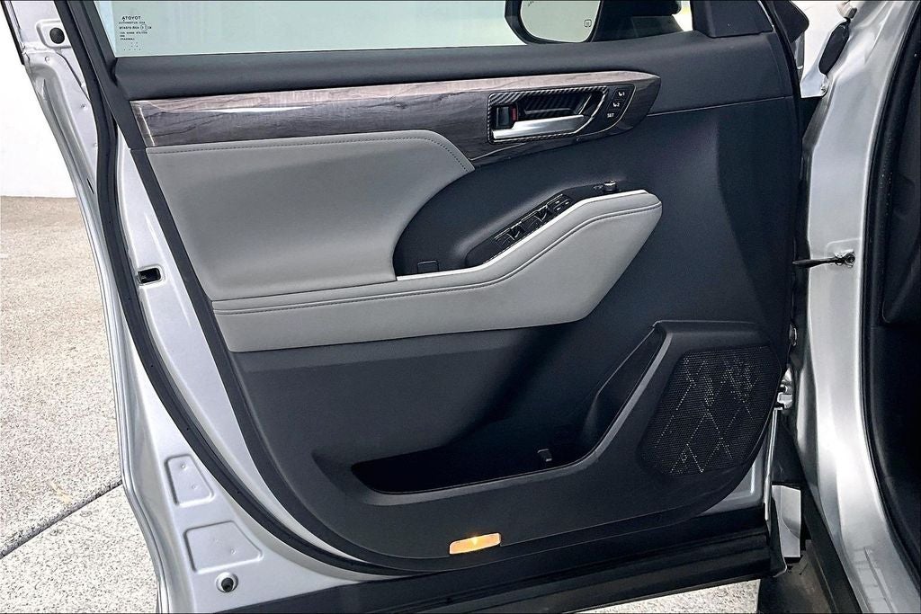 2023 Toyota Highlander Hybrid Platinum