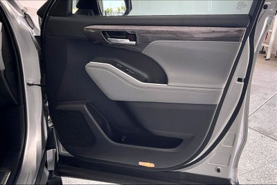 2023 Toyota Highlander Hybrid Platinum