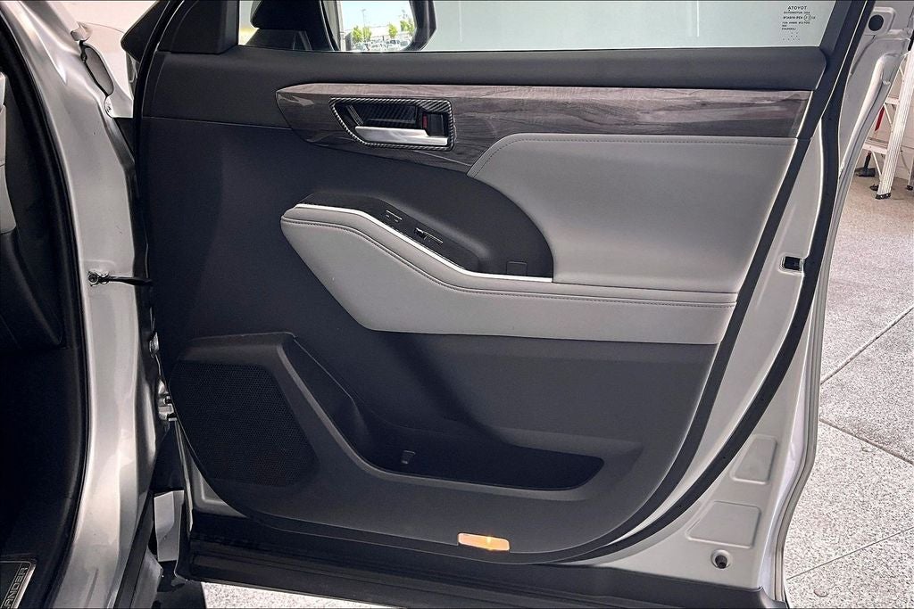 2023 Toyota Highlander Hybrid Platinum