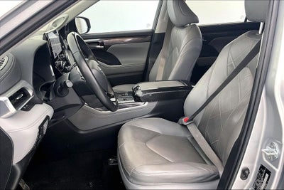 2023 Toyota Highlander Hybrid Platinum