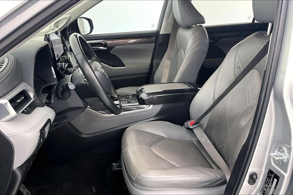2023 Toyota Highlander Hybrid Platinum