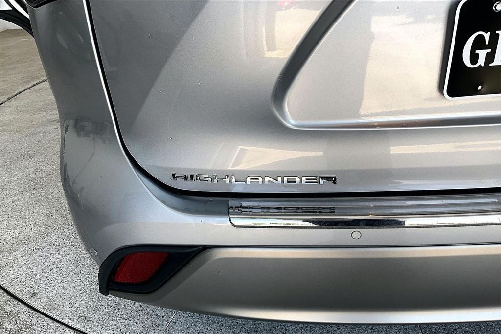 2023 Toyota Highlander Hybrid Platinum