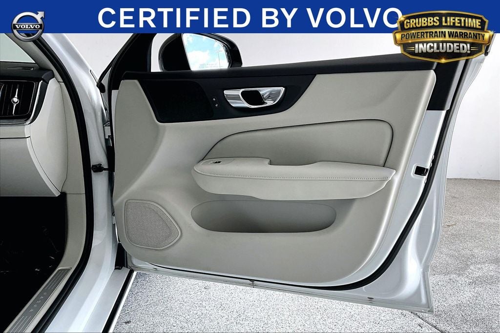 2025 Volvo S60 Plug-In Hybrid T8 Plus