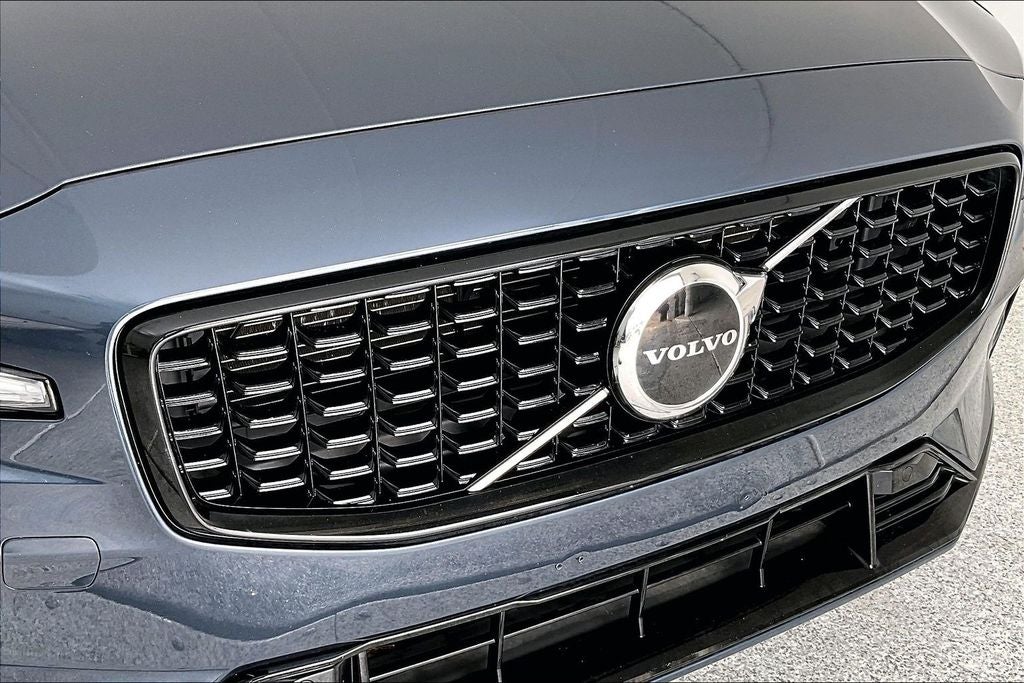 2024 Volvo S60 B5 Core Dark Theme