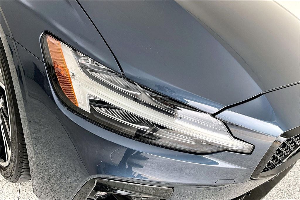 2024 Volvo S60 B5 Core Dark Theme