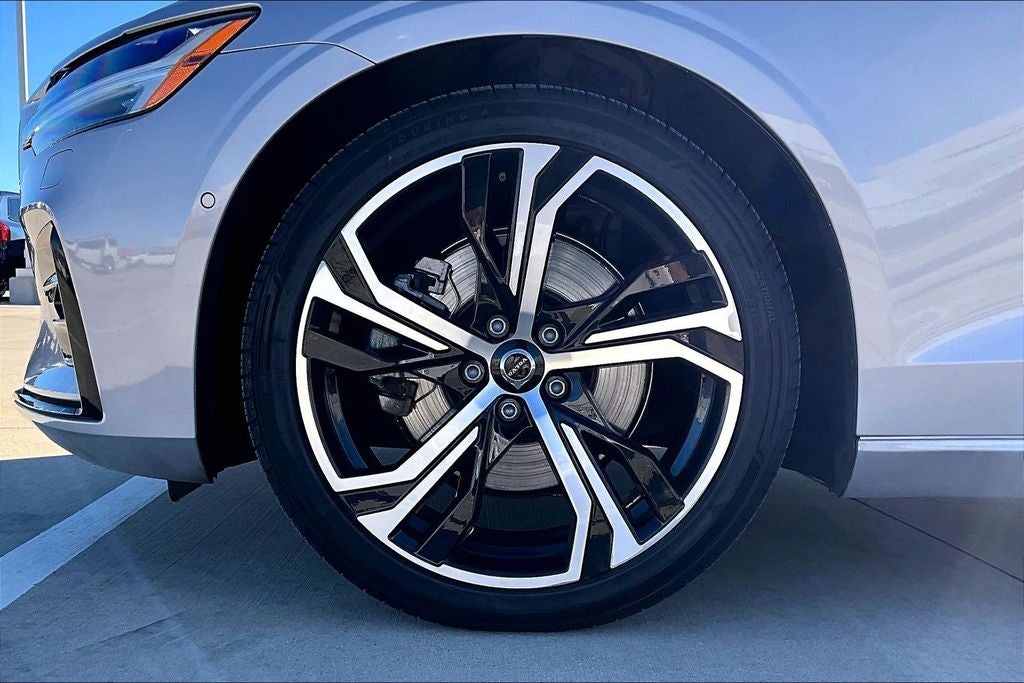 2024 Volvo S60 B5 Plus Dark Theme