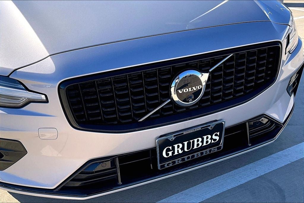 2024 Volvo S60 B5 Plus Dark Theme