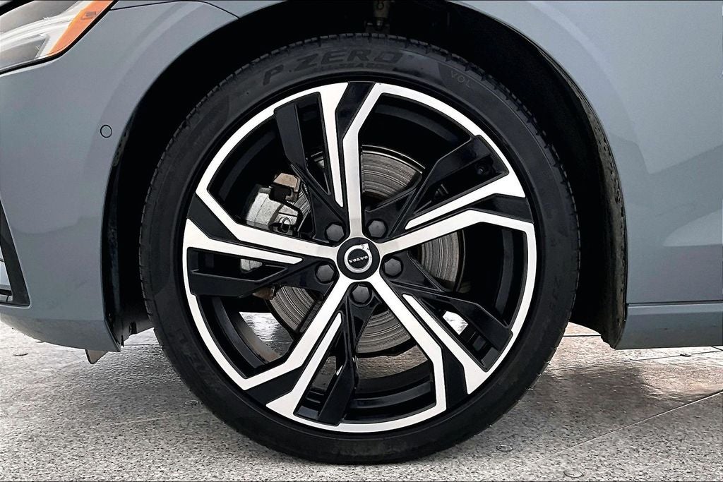 2024 Volvo S60 B5 Plus Dark Theme