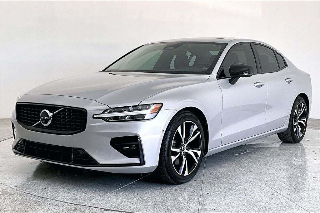 2024 Volvo S60 B5 Plus Dark Theme