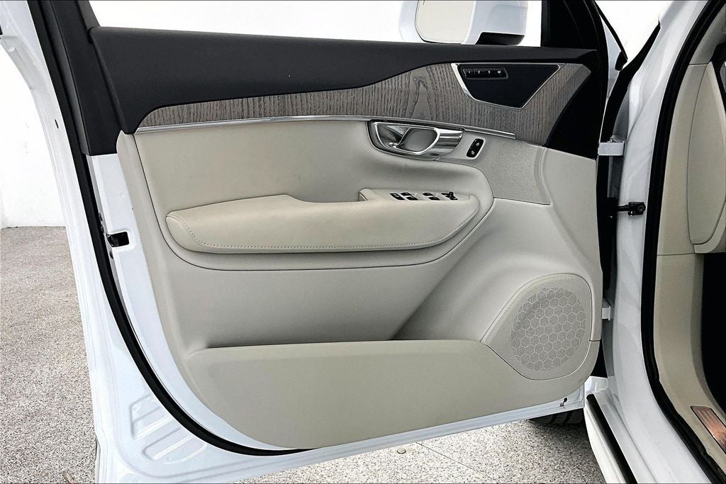 2025 Volvo XC90 B6 Plus 6-Seater