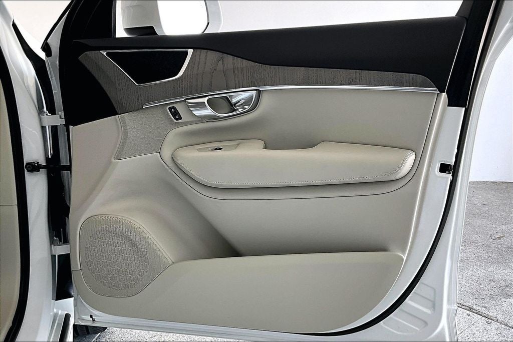 2025 Volvo XC90 B6 Plus 6-Seater
