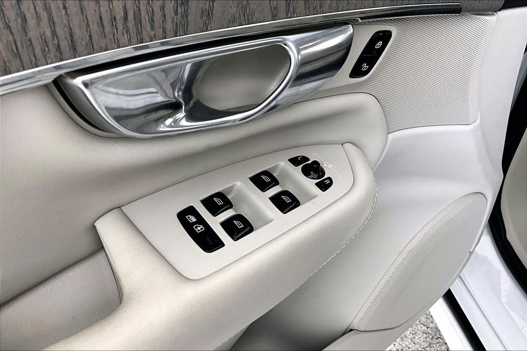 2025 Volvo XC90 B6 Plus 6-Seater