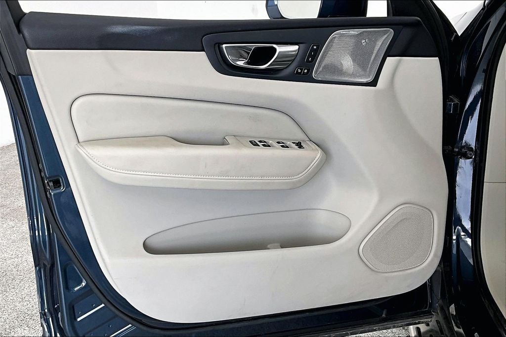 2023 Volvo XC60 B6 Ultimate Bright Theme