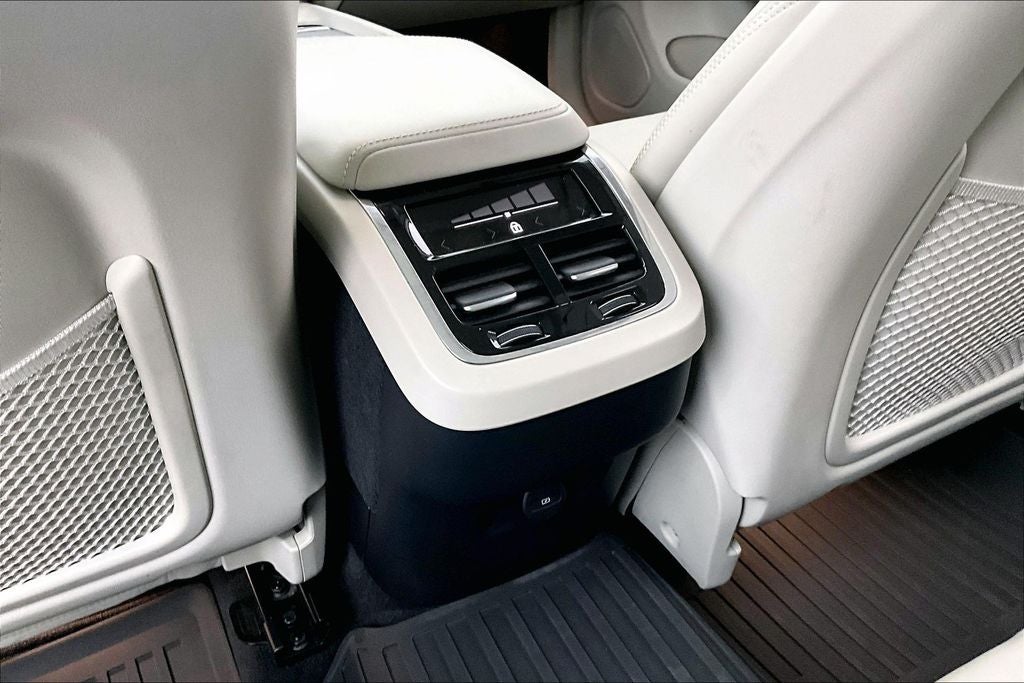 2023 Volvo XC60 B6 Ultimate Bright Theme