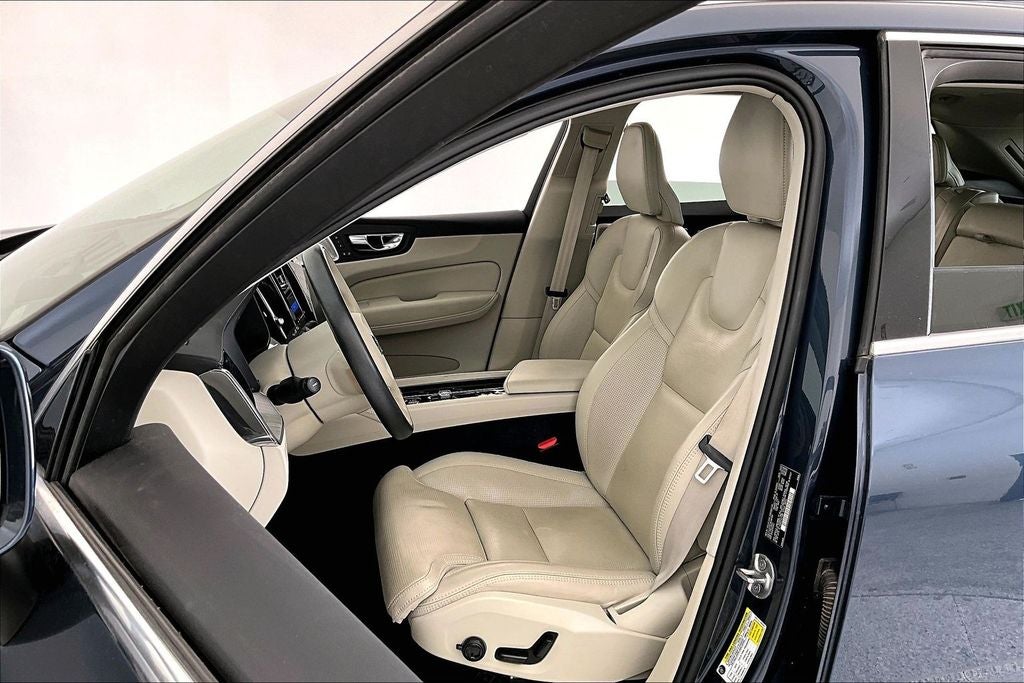 2023 Volvo XC60 B6 Ultimate Bright Theme
