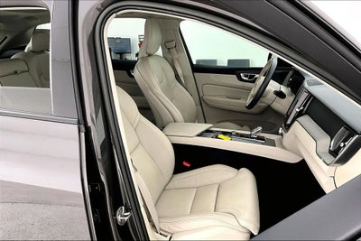 2023 Volvo XC60 B6 Ultimate Dark Theme