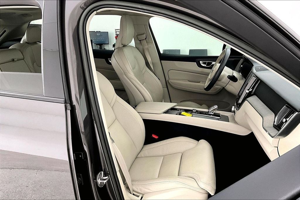 2023 Volvo XC60 B6 Ultimate Dark Theme