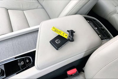 2023 Volvo XC60 B6 Ultimate Dark Theme