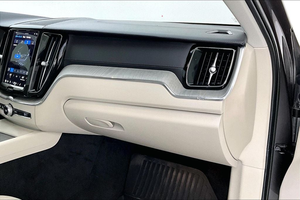 2023 Volvo XC60 B6 Ultimate Dark Theme