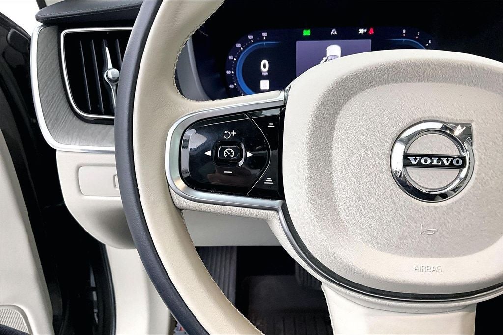 2023 Volvo XC60 B6 Ultimate Dark Theme