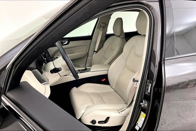 2023 Volvo XC60 B6 Ultimate Dark Theme