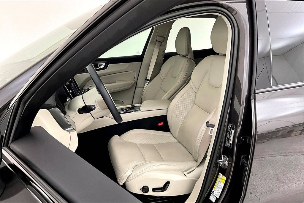 2023 Volvo XC60 B6 Ultimate Dark Theme