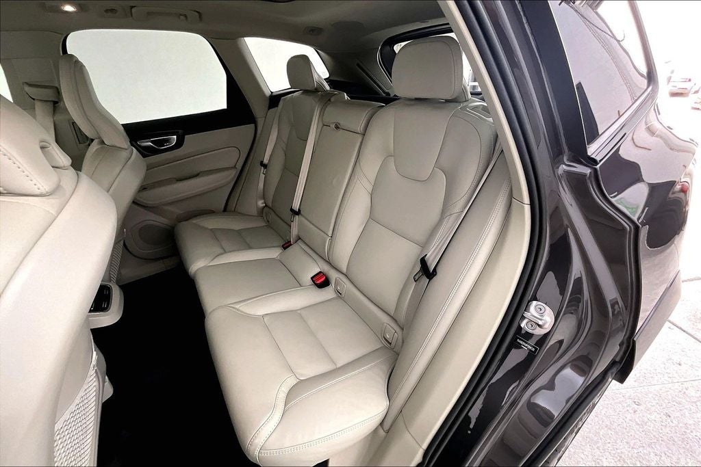 2023 Volvo XC60 B6 Ultimate Dark Theme