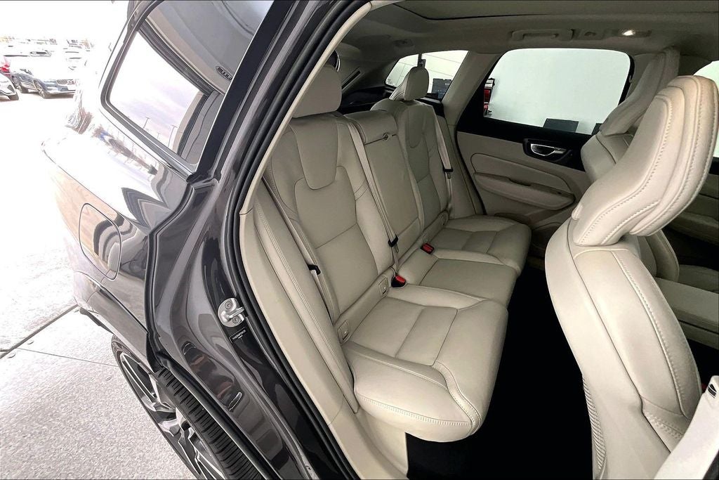 2023 Volvo XC60 B6 Ultimate Dark Theme