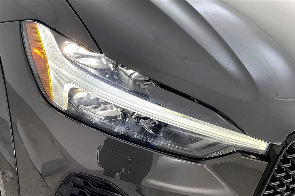 2023 Volvo XC60 B6 Ultimate Dark Theme