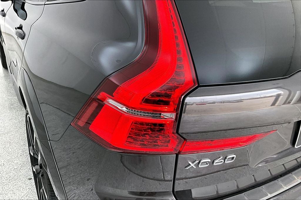 2023 Volvo XC60 B6 Ultimate Dark Theme