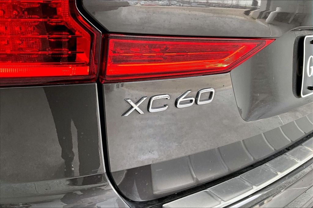 2023 Volvo XC60 B6 Ultimate Dark Theme