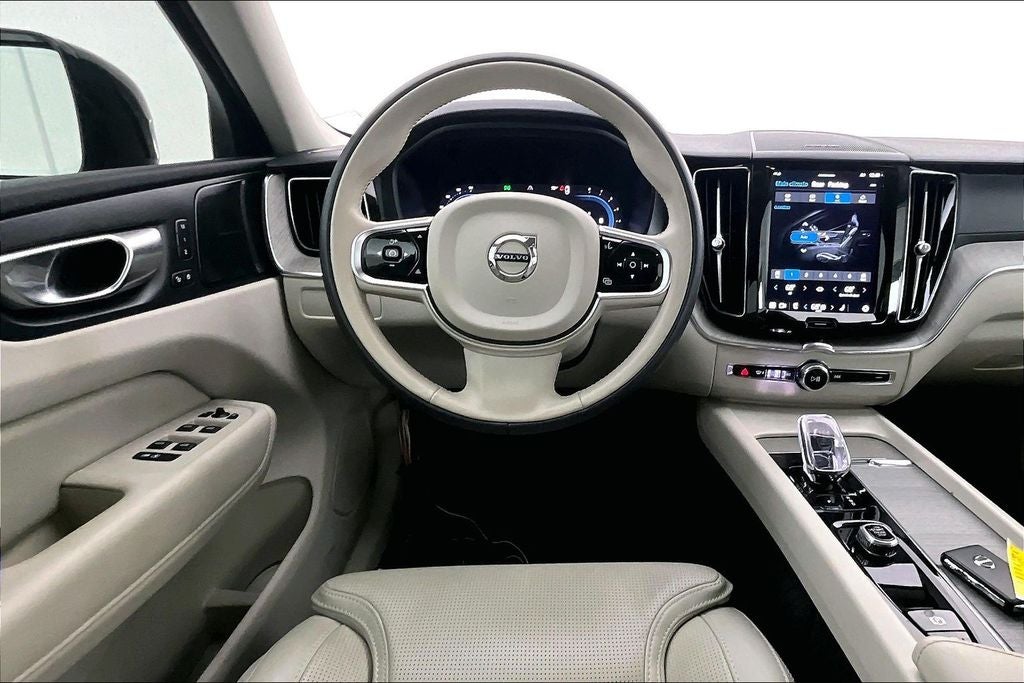 2023 Volvo XC60 B6 Ultimate Dark Theme