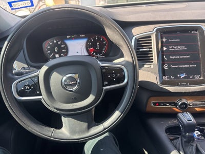 2022 Volvo XC90 T5 Momentum