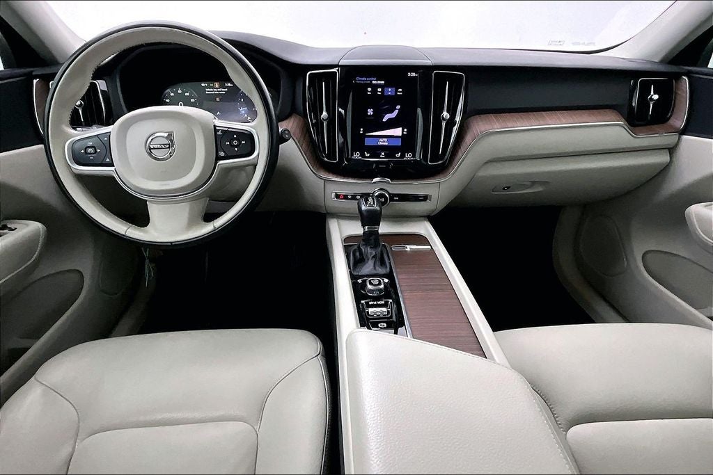 2021 Volvo XC60 T5 Momentum