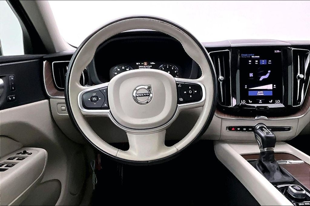 2021 Volvo XC60 T5 Momentum