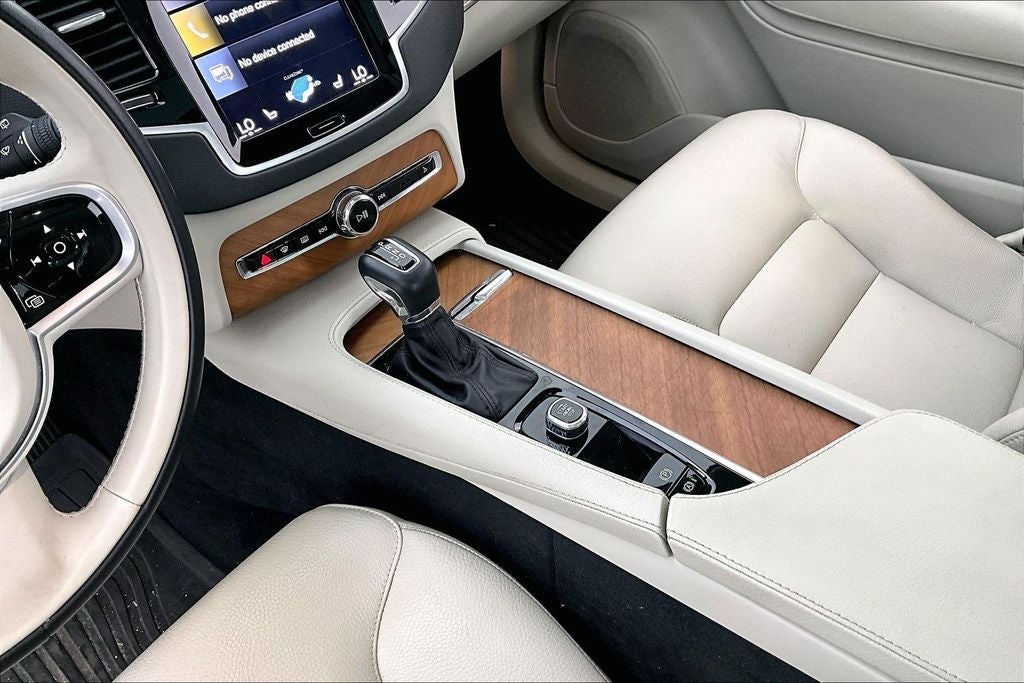 2022 Volvo XC90 T6 Momentum